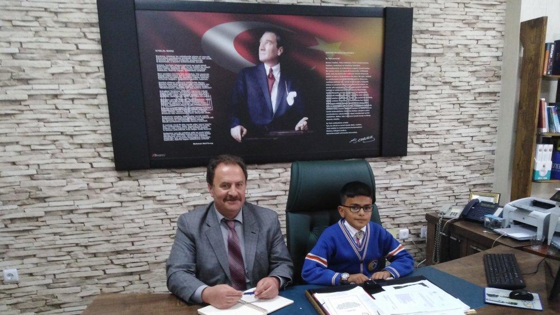 İlçe Milli Eğitim Müdürümüz Kenan KAYA, 23 Nisan Ulusal Egemenlik ve Çocuk Bayramı dolayısıyla koltuğunu 4. sınıf öğrencisi Muhammet Furkan TAŞBAŞIna bıraktı.